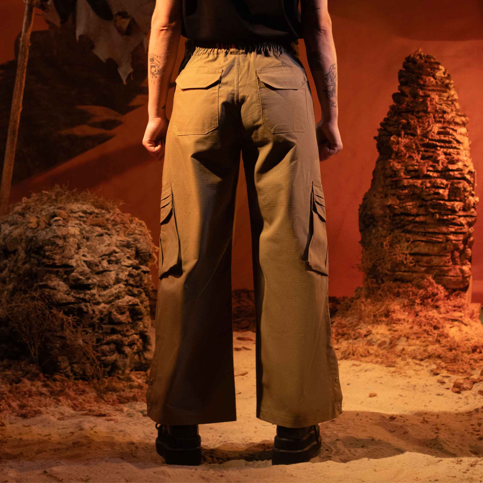 Calça Cargo Ampla (Forma pequena) Saqueador Desert Shui Caqui foto 2