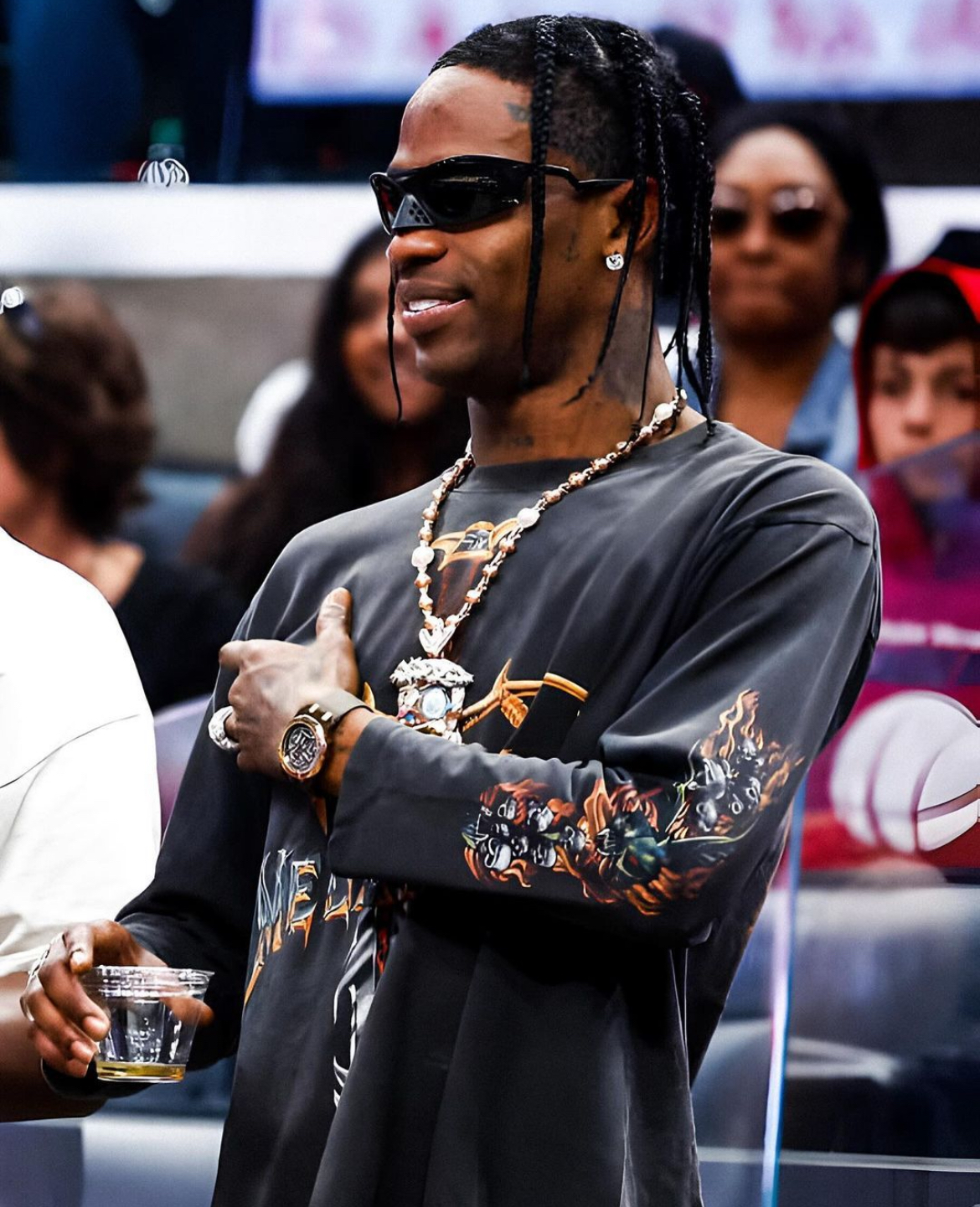 Travis Scott Revela os Óculos Oakley x Podpah em uma Aparição