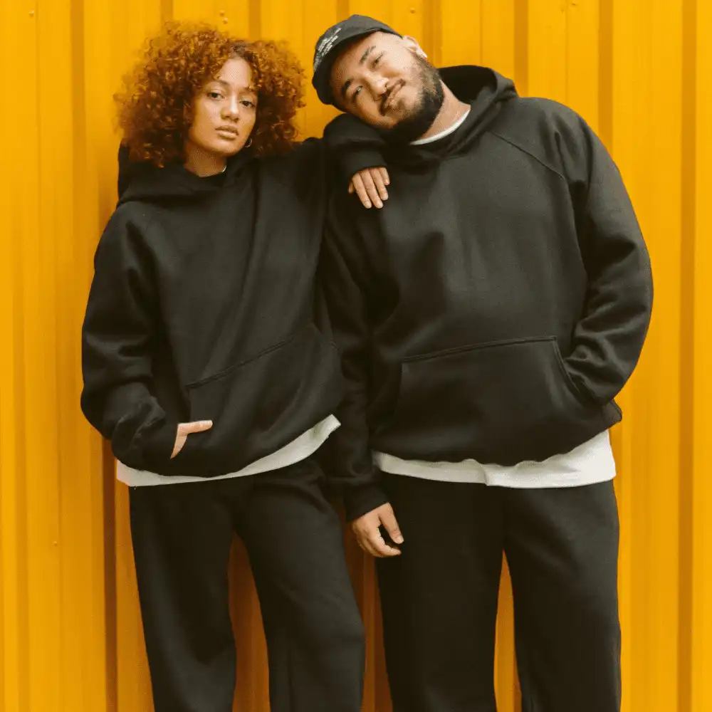 Blusa Isa Lucena Moletom Oversized Com Capuz e Bolso Preto foto 2