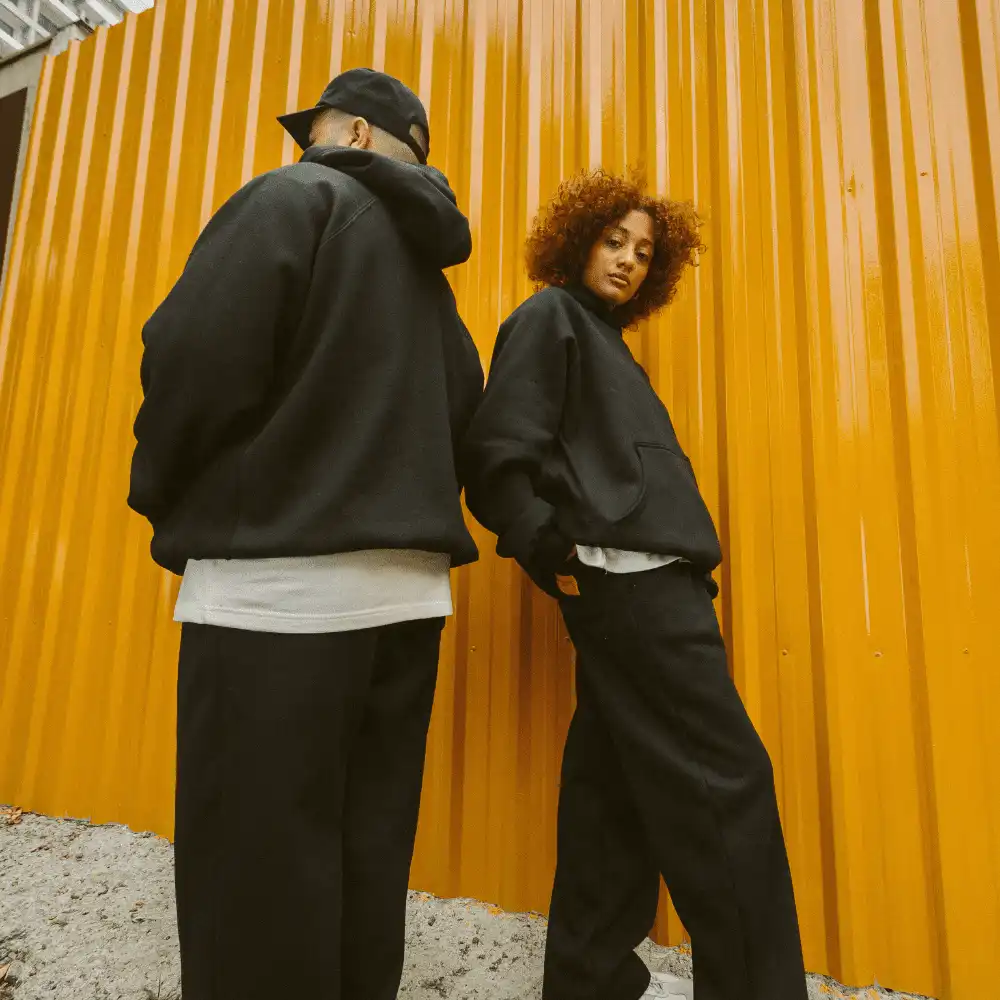 Blusa Isa Lucena Moletom Oversized Com Capuz e Bolso Preto foto 3