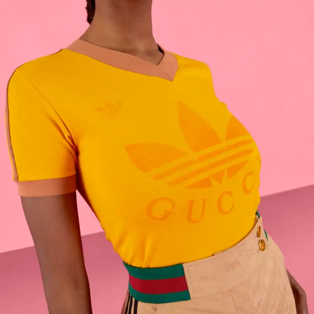 adidas x Gucci Camiseta V-Neck Yellow - Droper