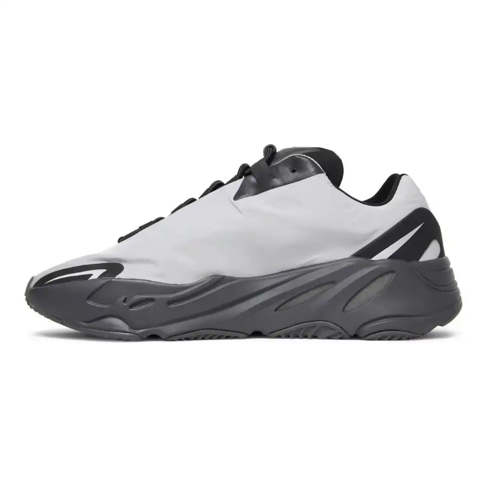 Yeezy Boost 700 MNVN Metallic foto 3