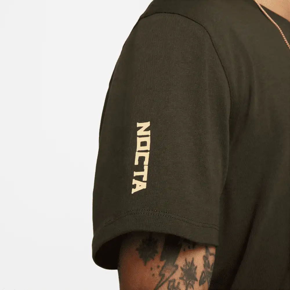 NOCTA x Nike Camiseta Souvenir Cactus Dark Khaki foto 4