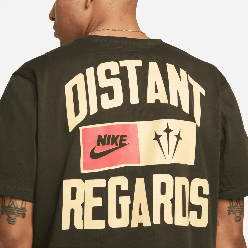 NOCTA x Nike Camiseta Souvenir Cactus Dark Khaki - Droper