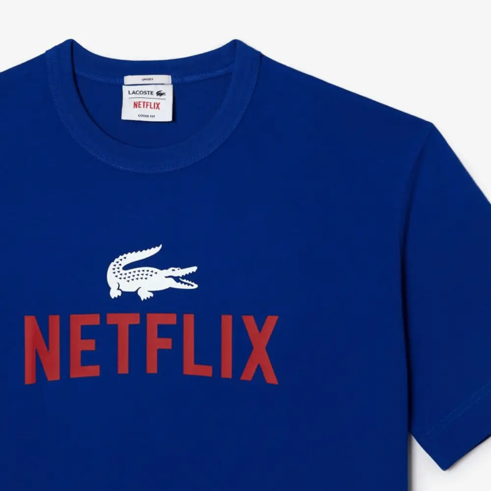 Netflix x Lacoste Camiseta Loose Fit Organic Cotton Unisex Cobalt Blue foto 2
