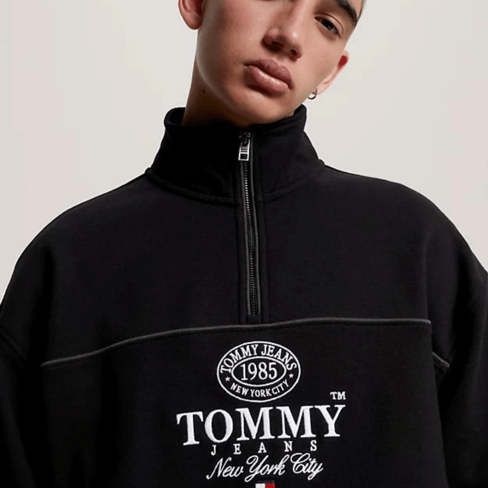 SR Original Half Zip［BLACK］simianring Moletom Tommy Jeans Logo Relaxed Fit Half-Zip Black - Droper