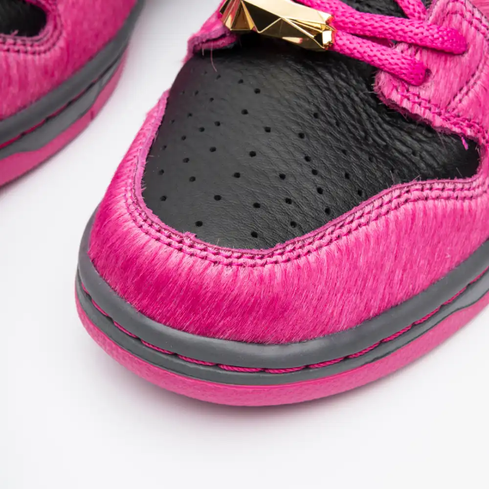 Nike sb cheap pink and black