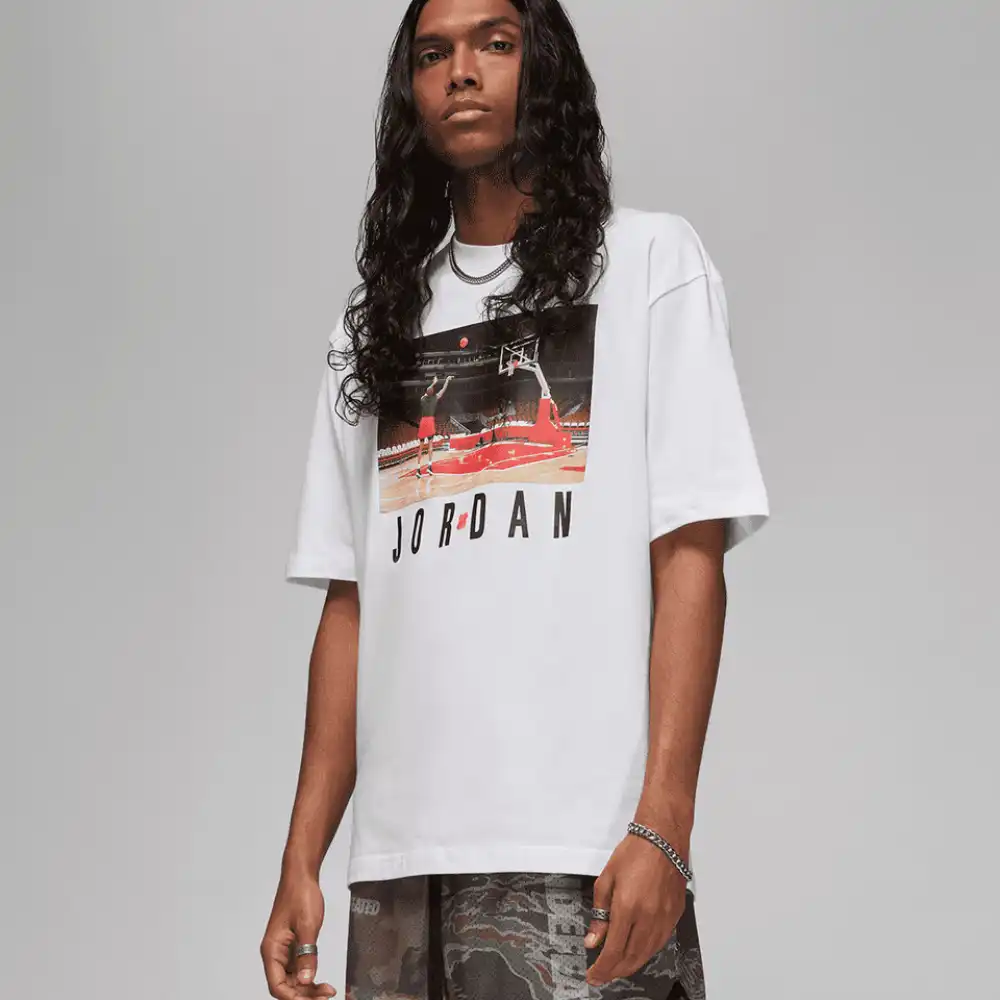 Undefeated x Jordan Camiseta Free Throw White foto 3