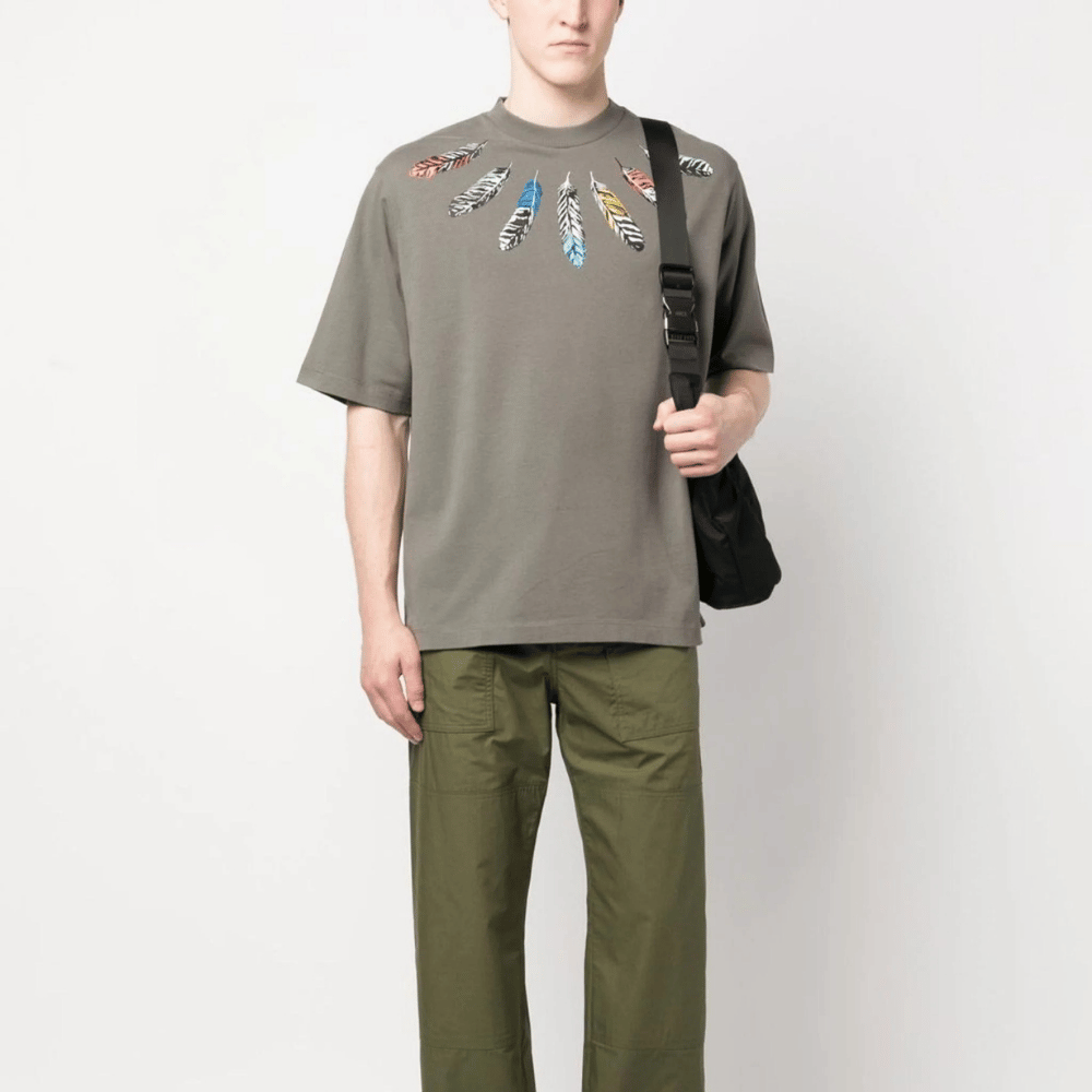 Camiseta Marcelo Burlon County of Milan Collar Feathers Oversized Army foto 1