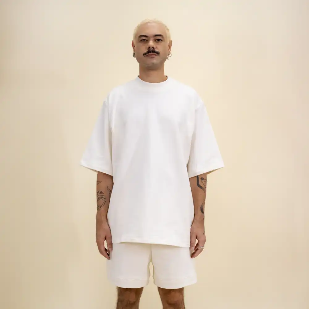 Camiseta Isa Lucena Mock Neck Off White foto 2