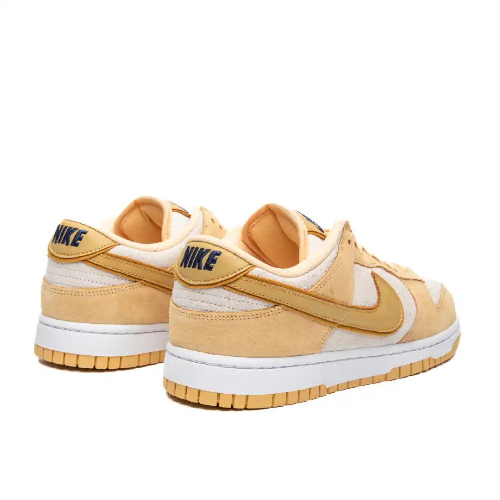 Nike Dunk Low LX Gold Suede foto 4