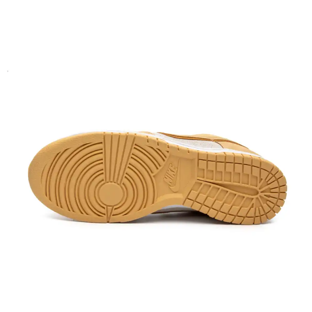 Nike Dunk Low LX Gold Suede foto 5