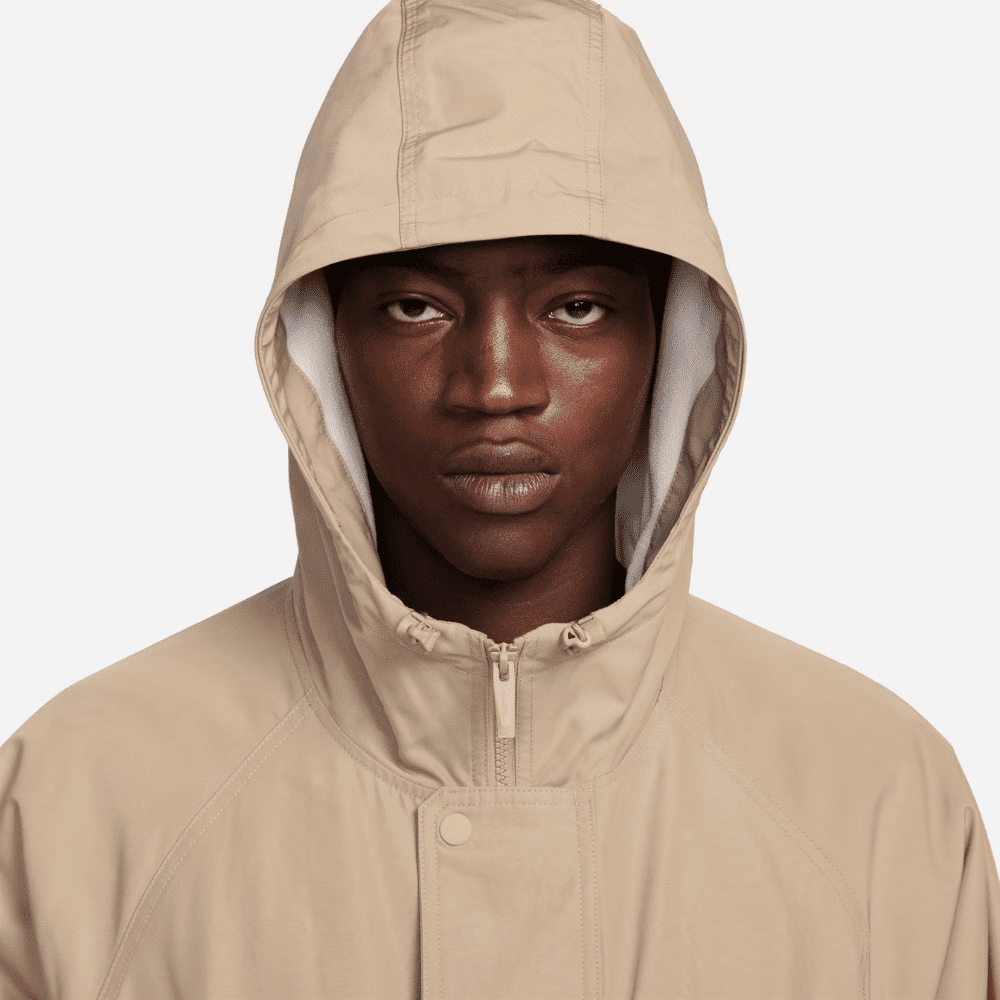 NOCTA x Nike Jaqueta Sideline HD Khaki - Droper