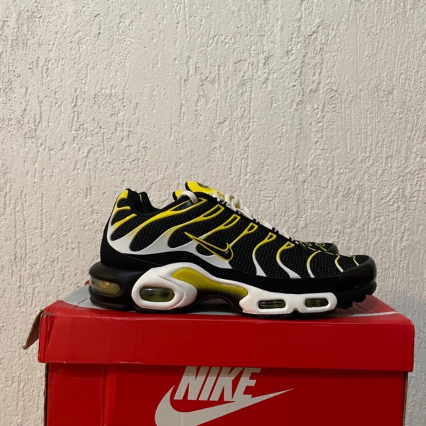 black yellow nike